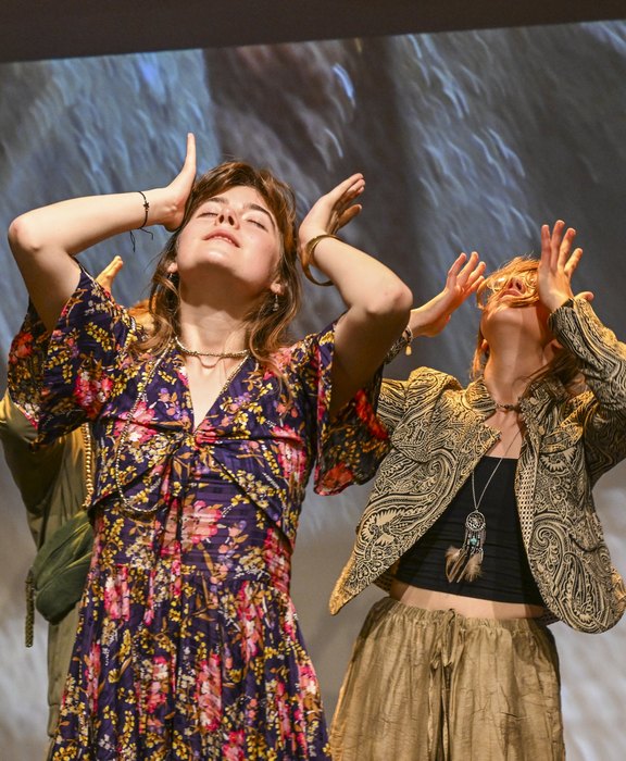 tik | tak | boom Zwei junge Frau tanzen auf einer Theaterbühne