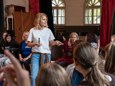 Eine Sprachanimateur:in erklärt der Gruppe die nächste Sprachanimationsmethode