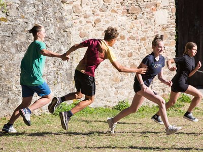 Jugendliche spielen Fangen